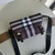 Bolsa Burberry Messenger Common Small Check Light Brown: Uma bolsa messenger da Burberry em xadrez leve marrom e branco, perfeita para um visual casual elegante.