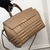 Uma bolsa tote média marrom da Burberry, exibindo um design clássico e versátil. Esta bolsa é feita com materiais de alta qualidade e apresenta detalhes refinados, sendo ideal para o uso diário. Com um estilo atemporal e elegante, é uma escolha sofisticad