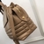 Uma bolsa tote média marrom da Burberry, exibindo um design clássico e versátil. Esta bolsa é feita com materiais de alta qualidade e apresenta detalhes refinados, sendo ideal para o uso diário. Com um estilo atemporal e elegante, é uma escolha sofisticad