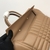 Uma bolsa tote média marrom da Burberry, exibindo um design clássico e versátil. Esta bolsa é feita com materiais de alta qualidade e apresenta detalhes refinados, sendo ideal para o uso diário. Com um estilo atemporal e elegante, é uma escolha sofisticad