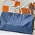 Bolsa de Viagem Louis Vuitton Keepall 50 Monogram Blue": Uma espaçosa bolsa de viagem Keepall 50 da Louis Vuitton com padrão Monogram em azul.