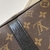 Uma bolsa de viagem da Louis Vuitton, modelo Keepall Bandouliere 45, exibindo o icônico padrão monograma da marca em canvas. Esta bolsa é espaçosa e funcional, ideal para viagens curtas ou escapadelas de fim de semana. Com detalhes em couro de alta qualid