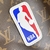 Bolsa de Viagem Louis Vuitton x NBA Basketball Keepall 55 em marrom: Uma elegante peça de bagagem com o distintivo design da colaboração entre Louis Vuitton e NBA, ideal para viajantes com estilo.