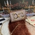 Bolsa Dolce & Gabbana DG Girls Small Crossbody em marrom: Uma bolsa pequena e luxuosa em tom de marrom, ideal para complementar looks sofisticados com um toque de elegância.