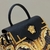 Bolsa Fendace Fendi × Versace La Medusa Média Barroco Dourado: Uma bolsa elegante e luxuosa, combinando o estilo distintivo da Fendi e da Versace com detalhes em dourado, evocando o design barroco.