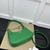 Bolsa Gucci Aphrodite Pequena de Ombro Verde: Uma bolsa de ombro em um tom verde vibrante, ideal para adicionar um toque de cor e elegância ao seu visual.