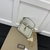 Bolsa Gucci Jackie 1961 Mini em branco: Uma mini bolsa Gucci Jackie 1961 em branco, com o característico fecho de pistão e alça de ombro ajustável, exibindo elegância e estilo atemporal.