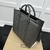 Gucci Ophidia Medium Tote "Gray" Bag: An elegant bag from Gucci, in shades of gray, with leather details and the iconic GG pattern in canvas, perfect for a sophisticated and modern look.