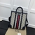 Bolsa Gucci Tote Ophidia GG Supreme Bege e Azul: Uma deslumbrante bolsa de luxo com o clássico padrão GG da Gucci em tons de bege e azul, perfeita para um visual elegante e moderno.