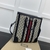 Bolsa Gucci Tote Ophidia GG Supreme Bege e Azul: Uma deslumbrante bolsa de luxo com o clássico padrão GG da Gucci em tons de bege e azul, perfeita para um visual elegante e moderno.