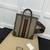 Bolsa Gucci Tote Ophidia GG Supreme Bege e Ébano: Uma sofisticada bolsa da Gucci com o icônico padrão GG em tons de bege e ébano, ideal para um estilo elegante e atemporal.