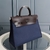 Bolsa Hermès Herbag Zip 31 Canvas Azul Escuro/Preto: Esta bolsa apresenta um design elegante e contemporâneo, perfeito para quem busca sofisticação em acessórios de moda.