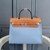 Hermès Bolso Hermès Herbag Zip 31 Canvas Azul Claro/Marrón: Un bolso de lona con detalles en azul claro y marrón, ideal para un look elegante y casual al mismo tiempo.