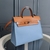 Hermès Bolso Hermès Herbag Zip 31 Canvas Azul Claro/Marrón: Un bolso de lona con detalles en azul claro y marrón, ideal para un look elegante y casual al mismo tiempo.