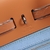 Bolsa Hermès Herbag Zip 31 Canvas Azul Claro/Marrom: Uma bolsa de lona com detalhes em azul claro e marrom, ideal para um visual elegante e casual ao mesmo tempo.