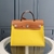 Bolsa Hermès Herbag Zip 31 Canvas Amarelo/Marrom: Esta bolsa exibe uma combinação vibrante de cores, perfeita para adicionar um toque de alegria e estilo ao seu visual.