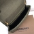 Uma bolsa verde da Burberry, modelo Lola, apresentando o distintivo padrão Horseferry da marca em canvas e detalhes em couro. Esta bolsa combina estilo e funcionalidade, sendo ideal para o uso diário. Com um design elegante e prático, é uma escolha sofist