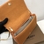 Un bolso Burberry Lola naranja con el distintivo patrón Horseferry de la marca en lona y detalles de cuero. Este bolso combina estilo y funcionalidad, lo que lo hace ideal para el uso diario. Con un diseño elegante y práctico, es una opción sofisticada pa