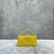 Bolsa Jacquemus Le Bambino Crossbody Flap Leather Yellow: Uma bolsa crossbody em couro amarelo vibrante, adicionando um toque de cor e estilo ao seu visual.