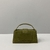 Bolso bandolera Jacquemus Le Bambino de ante verde bosque con solapa: un bolso bandolera en ante verde bosque que añade un toque de elegancia natural a tu estilo.