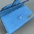 Bolso bandolera Jacquemus Le Bambino de ante azul claro con solapa: un elegante y moderno bolso bandolera de ante azul claro para completar tu look con un toque de sofisticación.