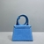 Bolsa Jacquemus Le Chiquito Noeud Suede Blue: Uma pequena bolsa transversal de camurça azul da marca de moda Jacquemus, com um laço decorativo, adicionando um toque de elegância ao seu visual.