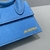 Bolso Jacquemus Le Chiquito Noeud Ante Azul: Un pequeño bolso bandolera de ante azul de la marca de moda Jacquemus, con un lazo decorativo, que le da un toque de elegancia a tu look.