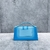 Bolso cruzado Jacquemus Le Grand Bambino con solapa de cuero degradado en azul claro: un elegante bolso cruzado con una suave transición de color del azul claro al blanco, perfecto para un look elegante y moderno.