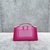 Bolsa Jacquemus Le Grand Bambino Crossbody Flap Leather Gradient Pink: Uma bolsa crossbody com um degradê de rosa claro para rosa escuro, proporcionando um toque elegante e feminino ao visual.