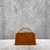 Bolsa Jacquemus Le Grand Bambino Crossbody Flap Suede Brown: Uma elegante bolsa crossbody em camurça marrom, ideal para um visual sofisticado e contemporâneo.