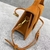 Bolso bandolera Jacquemus Le Grand Bambino con solapa en ante marrón: Un elegante bolso bandolera en ante marrón, ideal para un look sofisticado y contemporáneo.