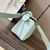 Bolsa Loewe Mini Puzzle Grained Calfskin em aquamarine: Uma mini bolsa Loewe Puzzle em couro granulado aquamarine, conhecida por seu design icônico e qualidade premium.