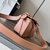 Bolsa Loewe Mini Puzzle Grained Calfskin em marrom: Uma mini bolsa Loewe Puzzle em couro granulado marrom, famosa por seu design versátil e sofisticado.