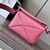 Bolso Loewe Mini Puzzle Grained Calfskin en Rosa: Un pequeño bolso Loewe Puzzle en piel granulada rosa, con detalles en piel marrón, luciendo un diseño único y moderno.