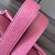 Bolsa Loewe Mini Puzzle Grained Calfskin em rosa: Uma pequena bolsa Loewe Puzzle em couro granulado rosa, com detalhes em couro marrom, exibindo um design único e moderno.