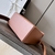 Bolso Loewe Small Puzzle Grained Calfskin en Marrón: Un bolso Loewe Puzzle en piel granulada marrón, perfecto para un look elegante y sofisticado en cualquier ocasión.