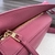 Bolsa Loewe Small Puzzle Grained Calfskin em rosa: Uma bolsa pequena Loewe Puzzle em couro granulado rosa, adicionando um toque de delicadeza e elegância ao visual.