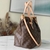 Bolso Louis Vuitton Palermo GM Monogram Brown: un espacioso bolso de hombro Louis Vuitton con el icónico patrón Monogram en marrón, perfecto para el uso diario y para viajar.