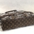 Uma bolsa marrom da linha Sac Plat da Louis Vuitton, apresentando o distintivo padrão xadrez Monogram da marca. Esta bolsa é espaçosa e versátil, ideal para uso diário ou ocasiões especiais. Com um design clássico e elegante, é uma escolha sofisticada par