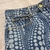 Calça Louis Vuitton x Yayoi Kusama Denim: Uma calça denim da colaboração entre Louis Vuitton e Yayoi Kusama, com design exclusivo e padrões vibrantes de bolinhas para um visual marcante.