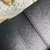 Funda negra para pasaporte Louis Vuitton: una elegante y lujosa funda negra para pasaporte Louis Vuitton que presenta el icónico monograma LV.