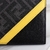 Cartera Fendi FℲ con logo diagonal en negro y amarillo: esta billetera Fendi presenta el distintivo logotipo diagonal en negro y amarillo, que agrega un toque de estilo y elegancia a su conjunto.