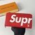 Carteira Louis Vuitton x Supreme Zippy "Red": Uma carteira vermelha vibrante da colaboração entre Louis Vuitton e Supreme, com o icônico monograma e detalhes em vermelho.