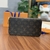 Carteira Louis Vuitton Zippy Organizer Canvas Monogram em Marrom: Uma elegante carteira com o padrão Monogram da Louis Vuitton, perfeita para organizar seus pertences com estilo e praticidade.