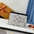 Louis Vuitton Antártida Damier Graphite 3D Canvas Pochette Voyage Clutch: un bolso único inspirado en la belleza del continente antártico, con patrones distintivos y un diseño elegante.