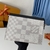 Clutch Louis Vuitton Antarctica Damier Graphite 3D Canvas Pochette Voyage: uma bolsa única inspirada na beleza do continente antártico, com padrões distintos e um design elegante.