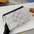 Clutch Louis Vuitton Antarctica Damier Graphite 3D Canvas Pochette Voyage: uma bolsa única inspirada na beleza do continente antártico, com padrões distintos e um design elegante.