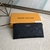 Clutch Louis Vuitton Mélanie BB azul escuro: um acessório elegante e refinado para completar seu visual com estilo e sofisticação.