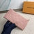 Clutch Louis Vuitton Mélanie BB rosa: un accesorio delicado y elegante para añadir un toque de feminidad y estilo a tu look.