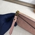 Clutch Louis Vuitton Mélanie BB rosa: um acessório delicado e elegante para adicionar um toque de feminilidade e estilo ao seu look.